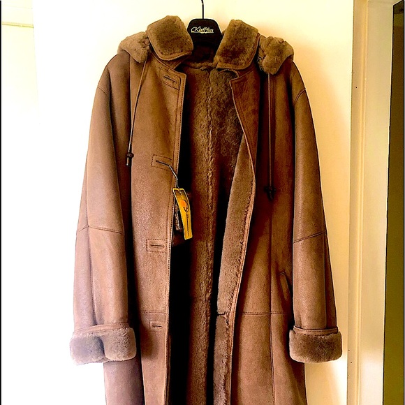 COPY - 🔥Very warm leather shearling coat with detachable hood. 🔥 - Picture 1 of 4